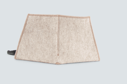 Heated pad Heather in beige with a gray background