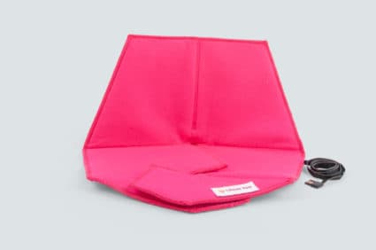 The heated pad Heather in the color pink with a gray background.