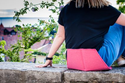 Sittdynan Heather i färgen lollypop pink används av kvinna som sitter på en mur i Visby.